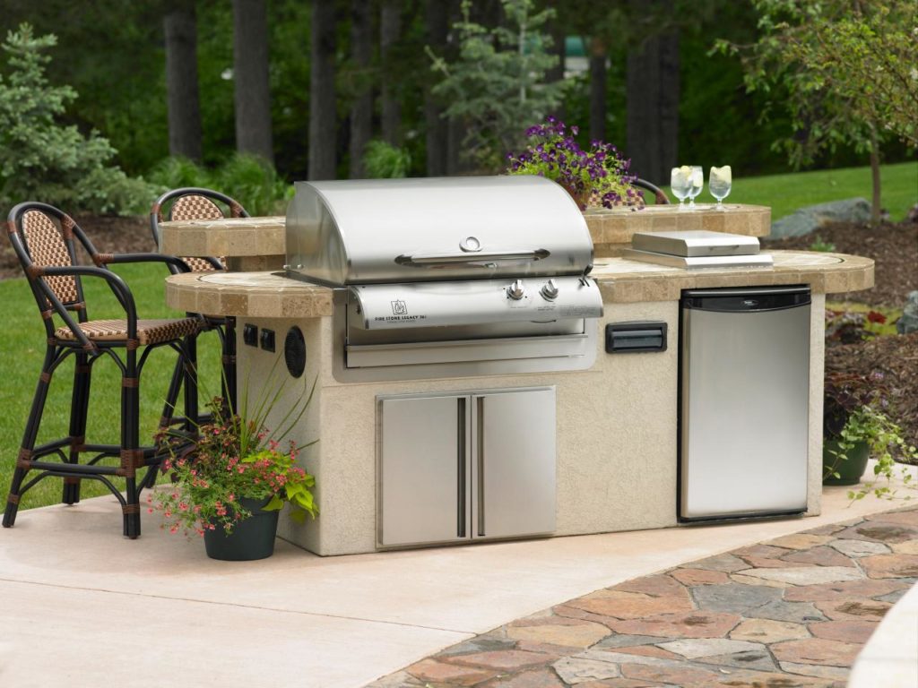 Outdoor kitchen grills