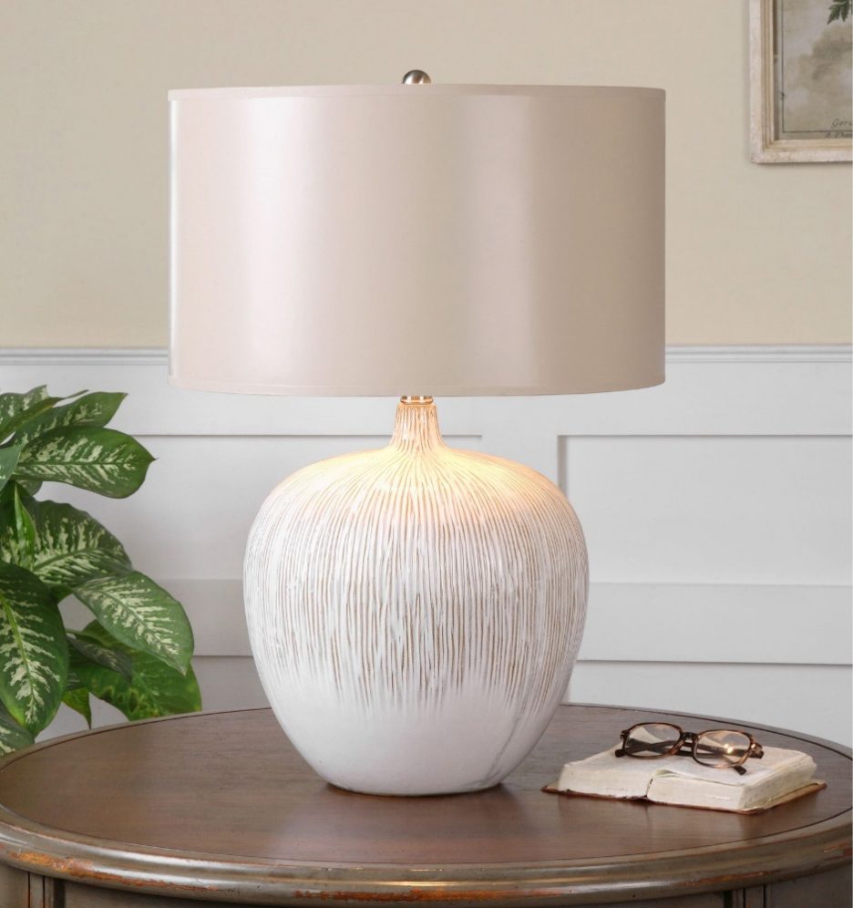 Charming White Flower Table Lamp Design photo - 10