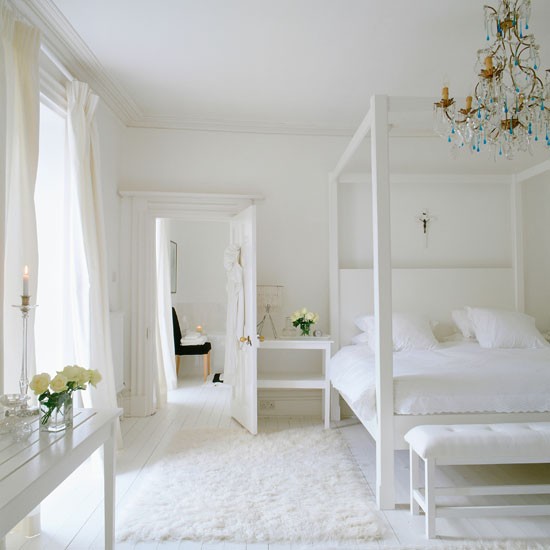 Four Poster Bed White Room photo - 2