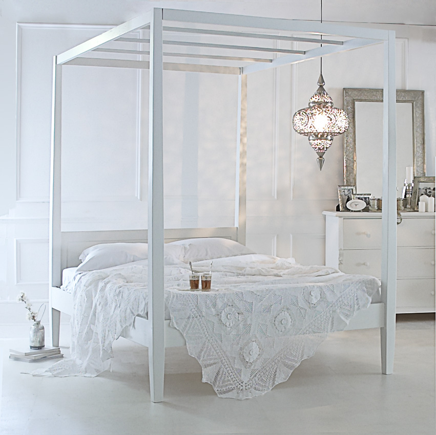 Four Poster Bed White Room photo - 4