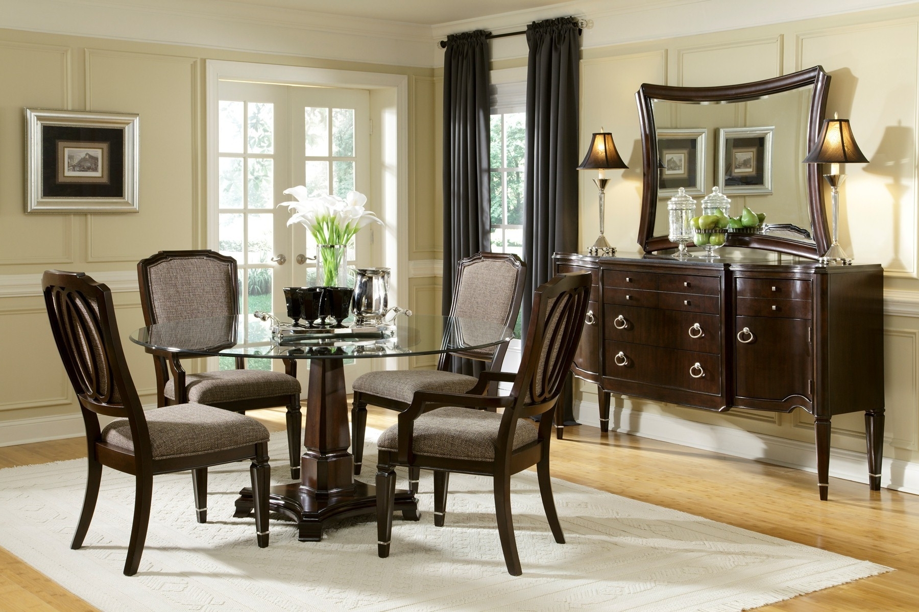 Small Circle Dining Room Table photo - 4