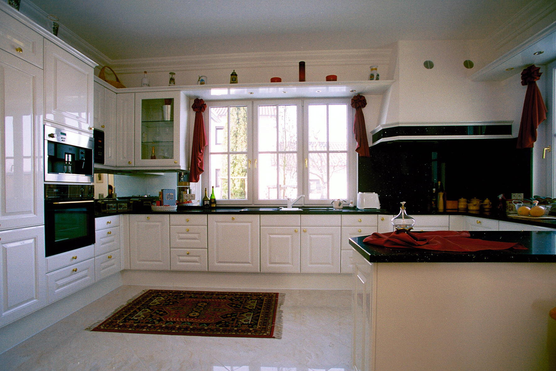 White Model Kitchen Interior photo - 8