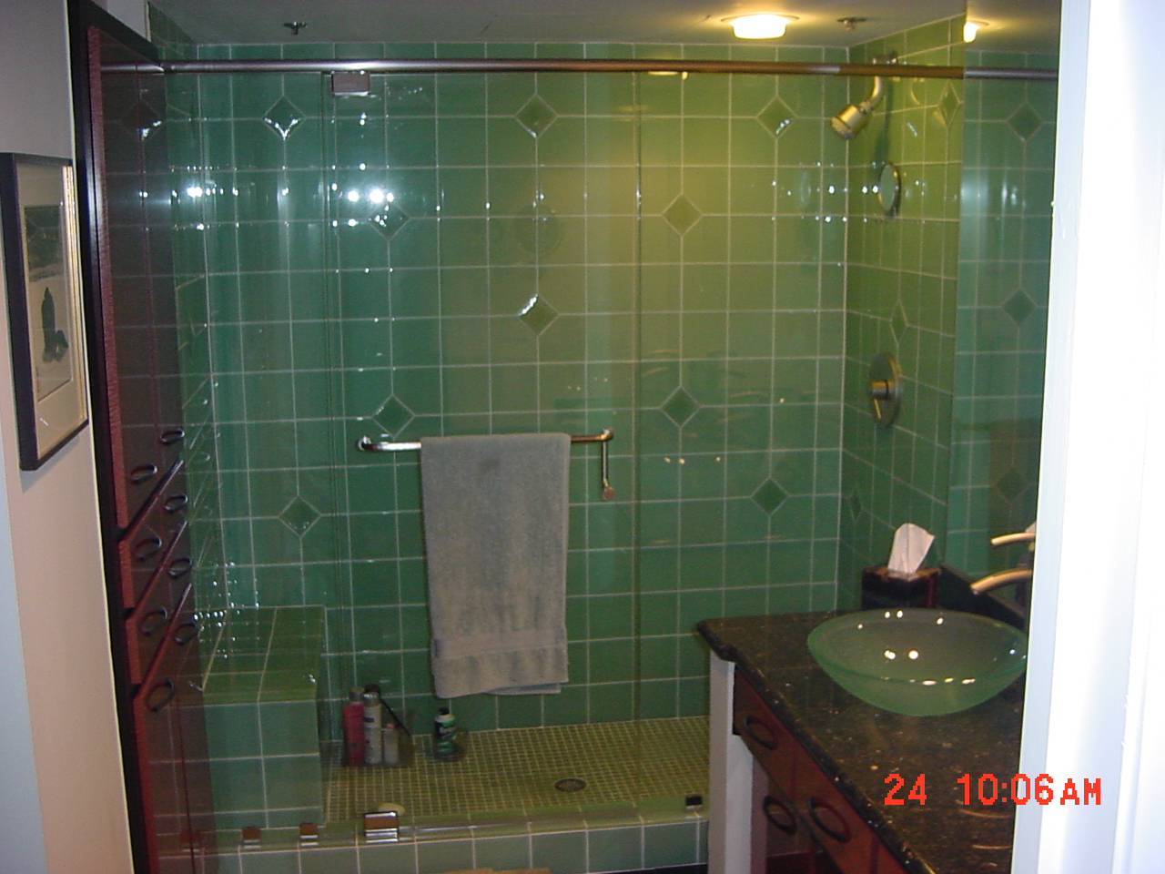 bathroom designs using glass tiles photo - 7