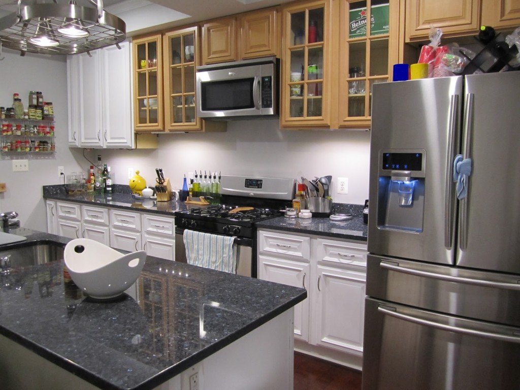 black kitchen cabinets and gray walls photo - 5