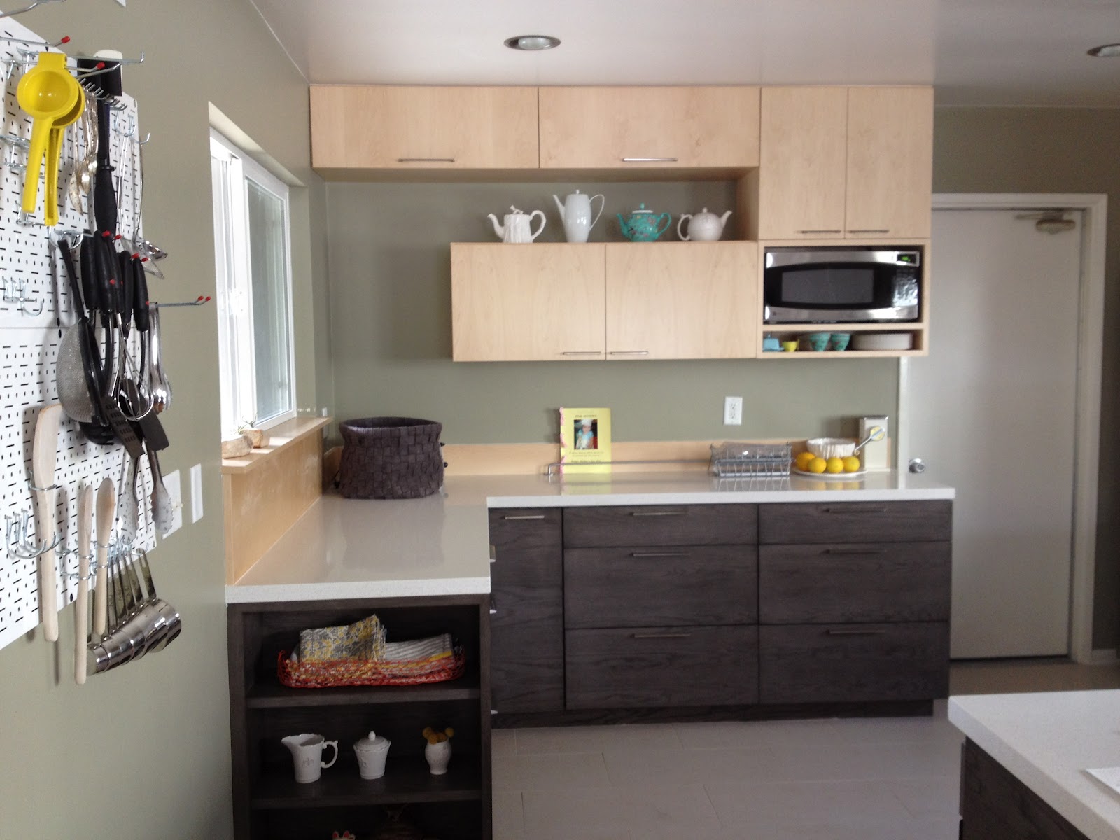 black kitchen cabinets and gray walls photo - 9