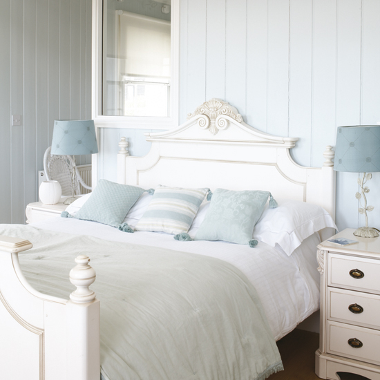 blue and white country bedrooms photo - 2