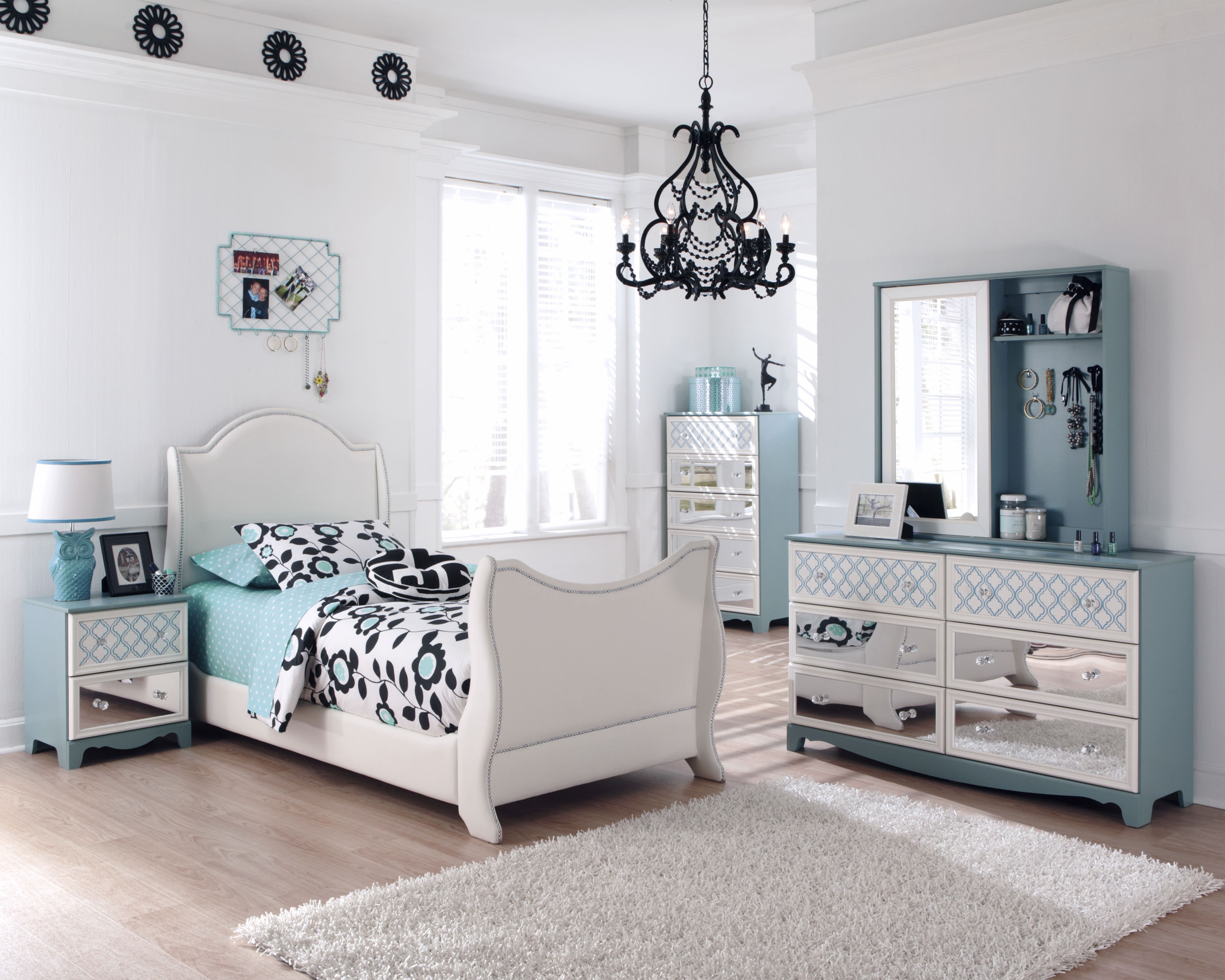 decorating with mirrored bedroom furniture photo - 10