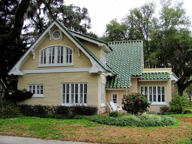 exterior paint colors with green roof photo - 3