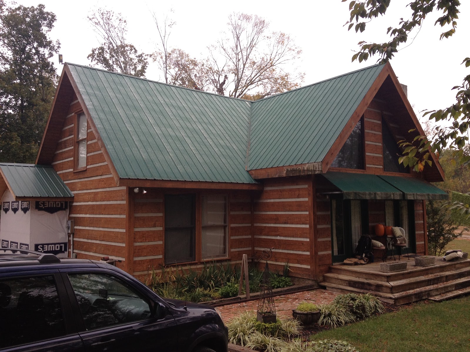 exterior paint colors with green roof photo - 7
