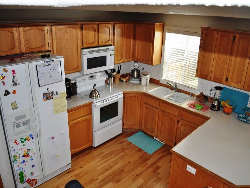 l shaped kitchen with corner pantry photo - 9