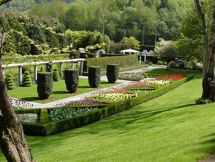 large formal garden design photo - 9