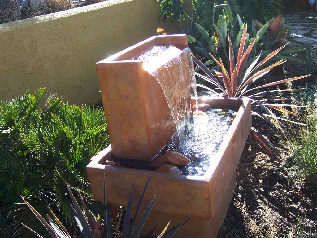 modern water fountains for gardens photo - 2
