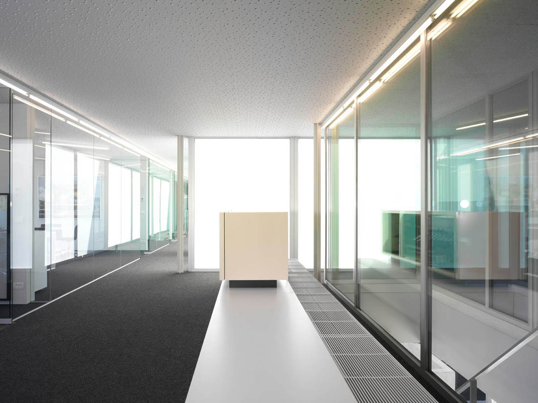 offices with glass walls photo - 4
