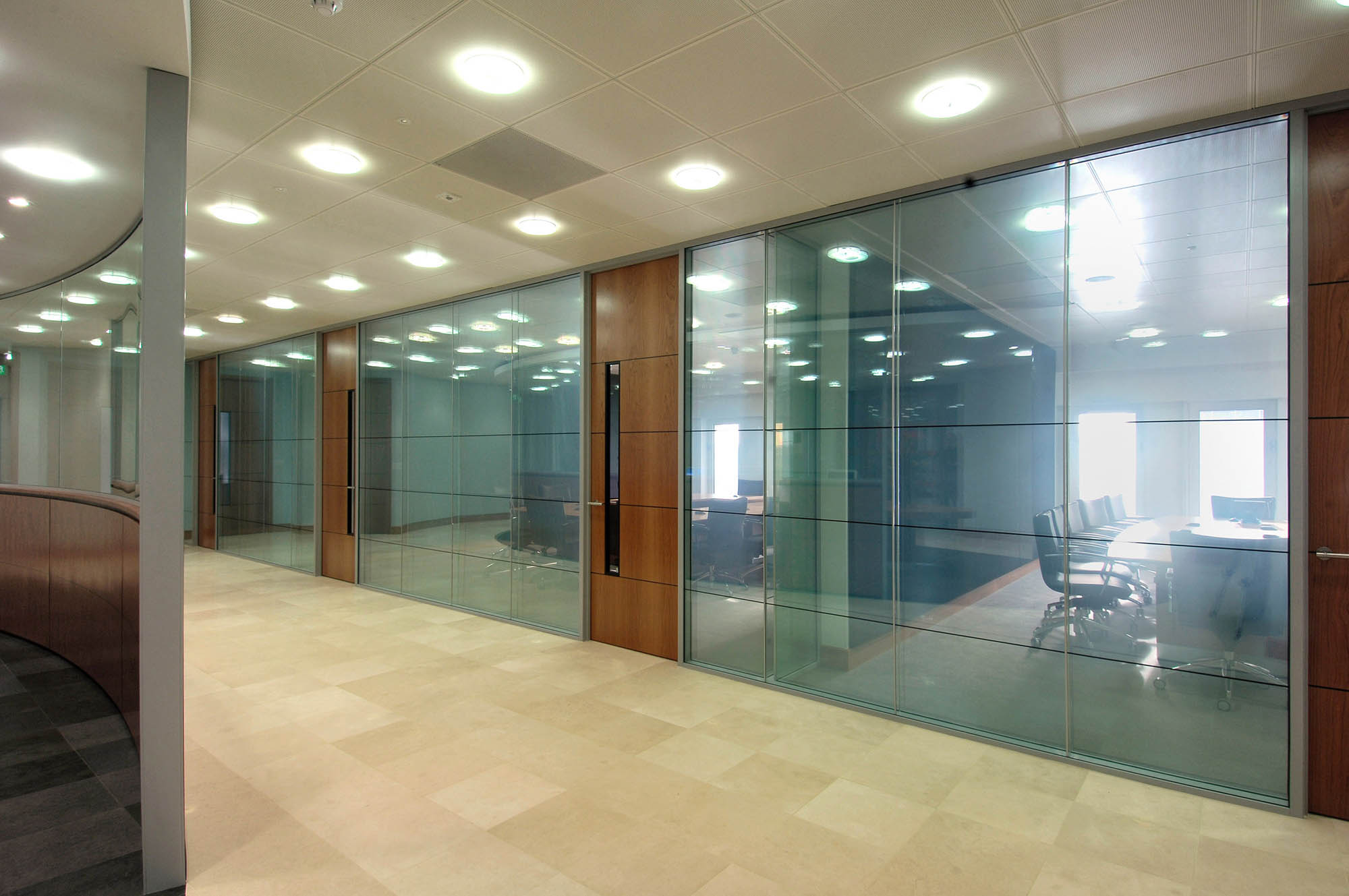 offices with glass walls photo - 6