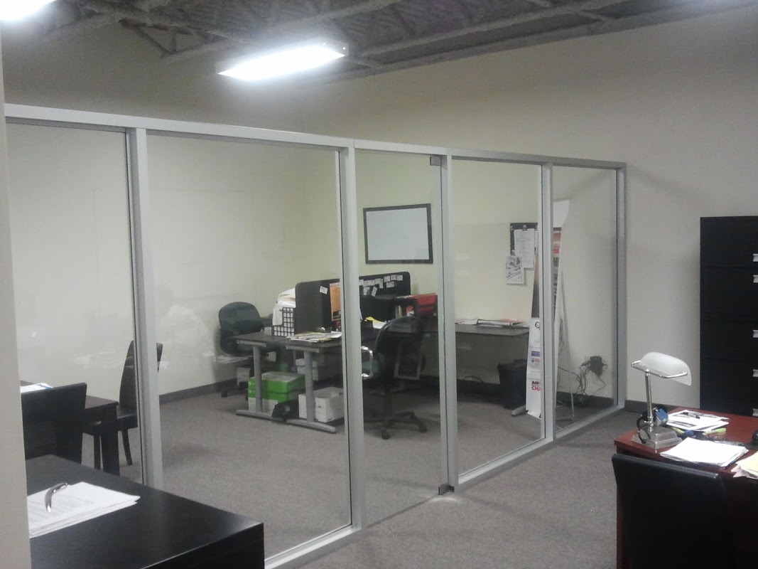 offices with glass walls photo - 7