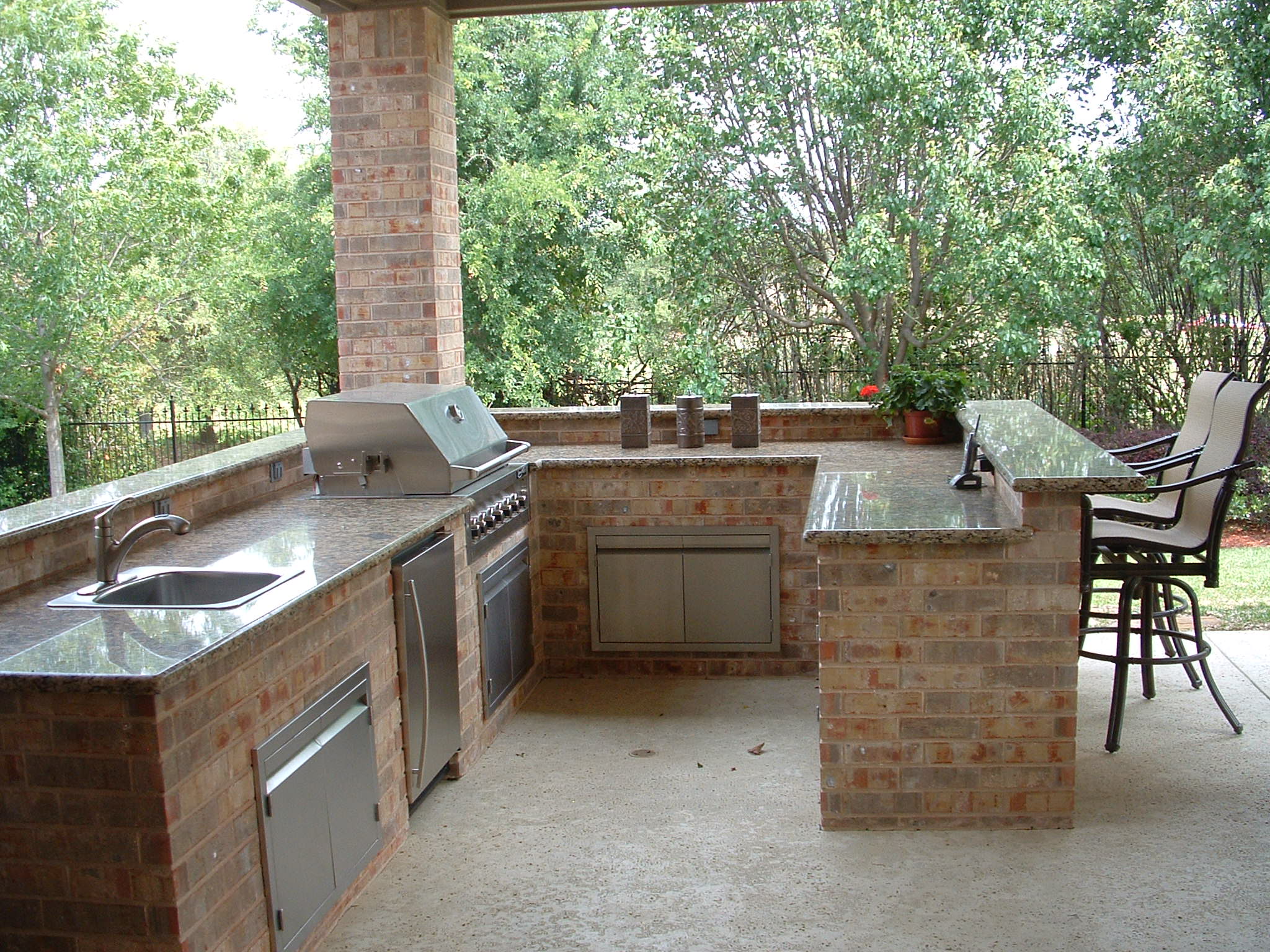 outdoor kitchen and bar photo - 6