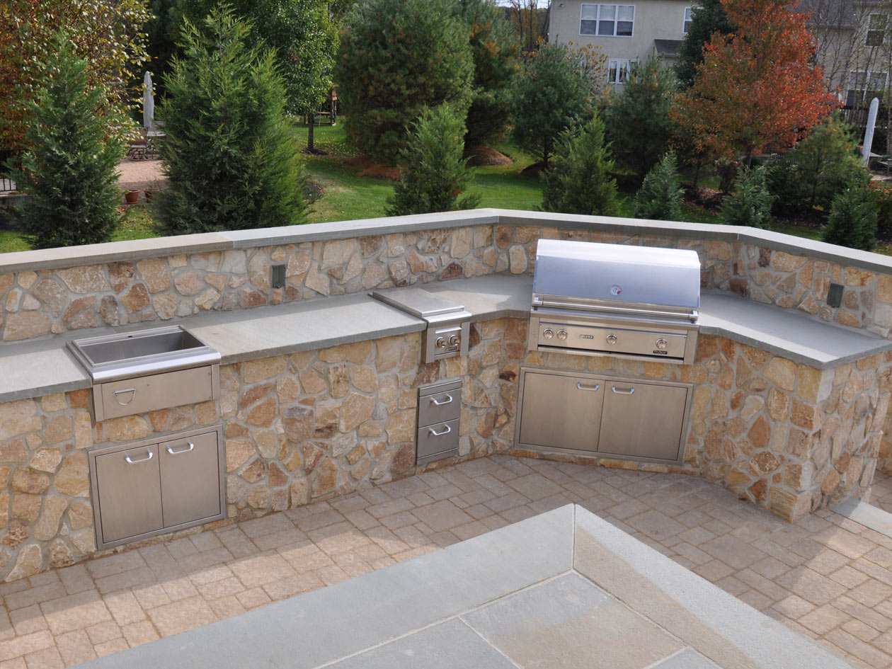 outdoor kitchen landscaping photo - 10