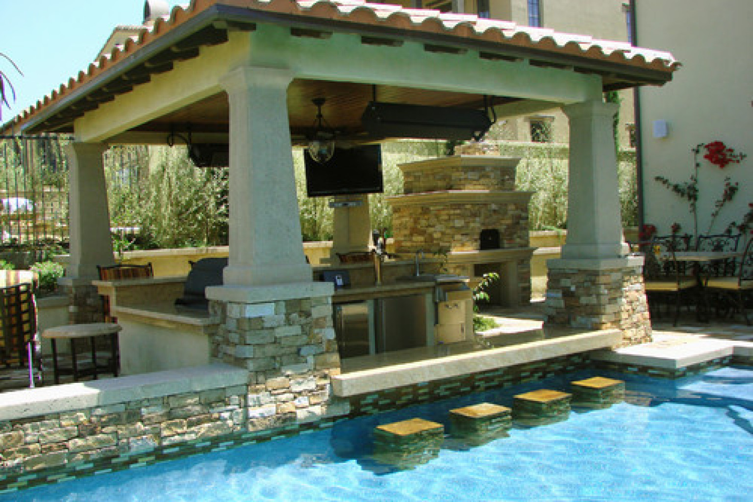 outdoor pool and bar designs photo - 10