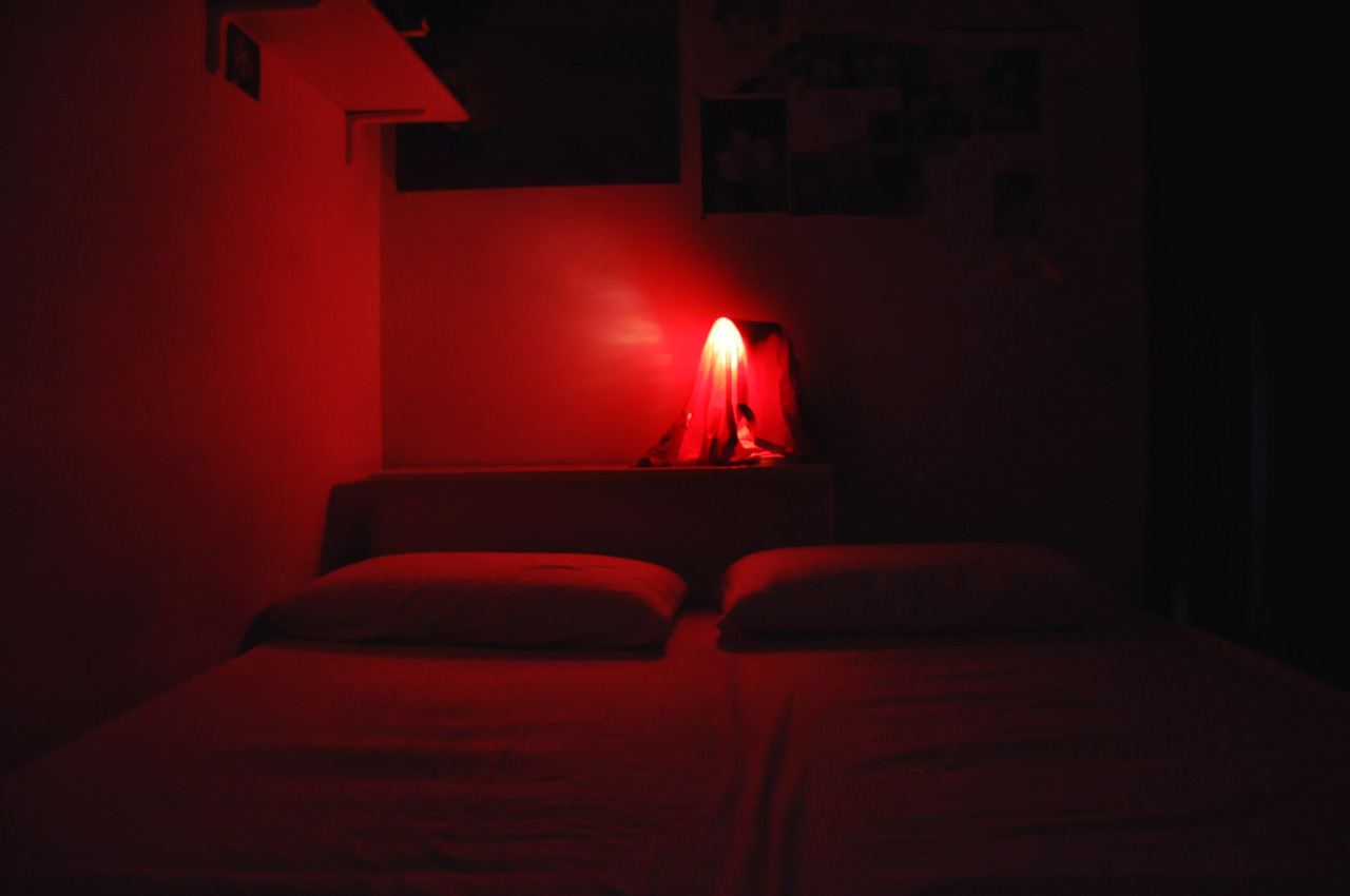 red bedroom lamp photo - 3