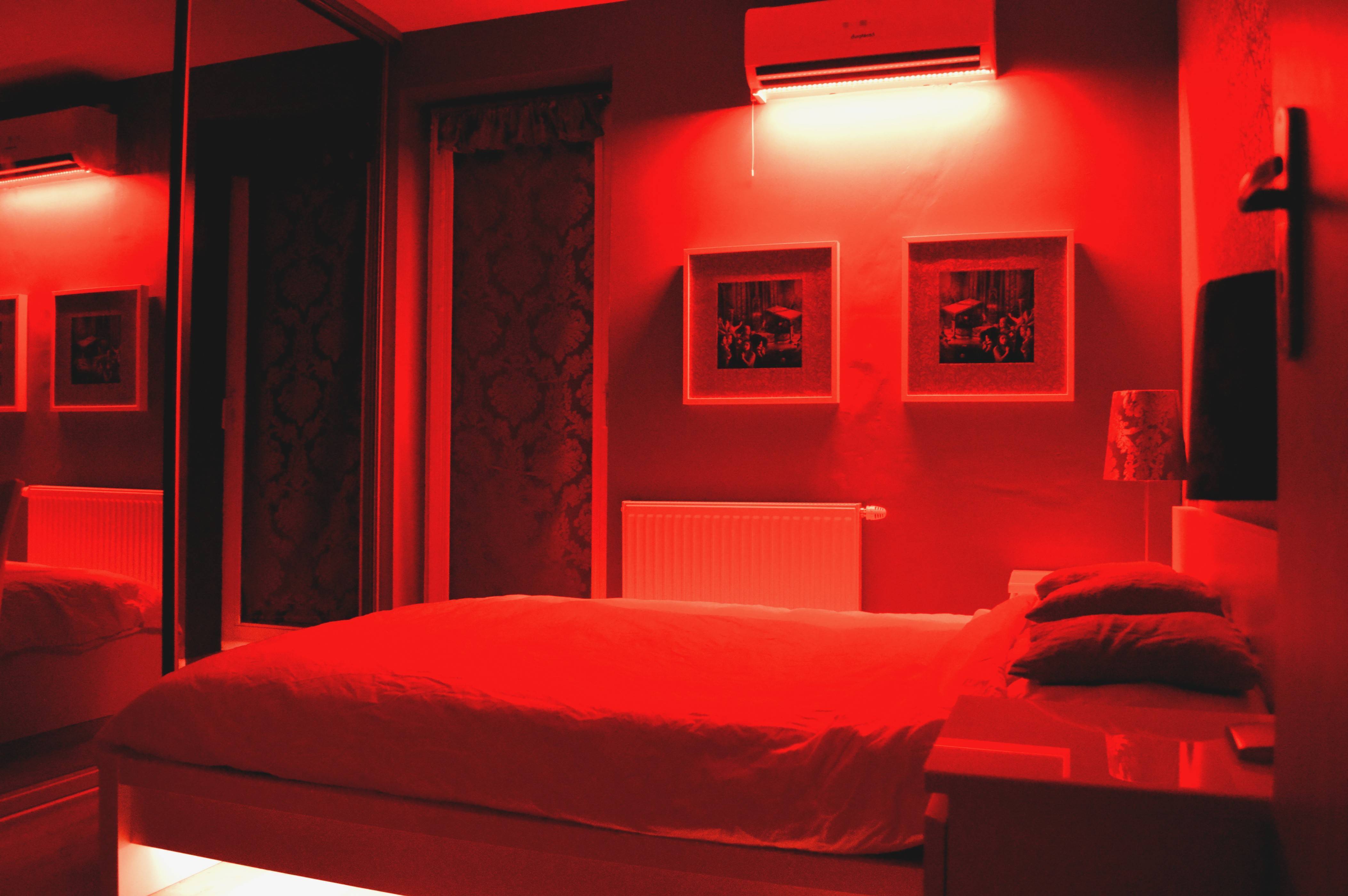 red bedroom lamp photo - 8