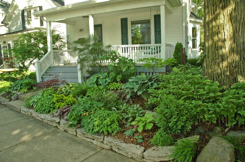 sloped front garden ideas photo - 10