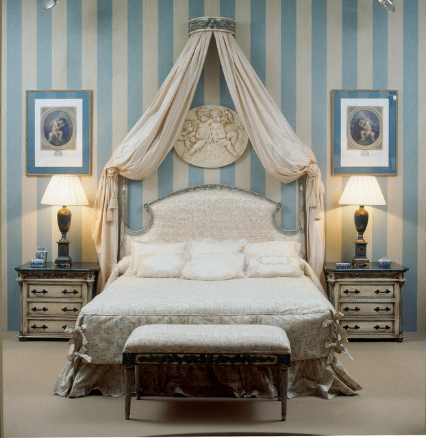 traditional victorian bedroom photo - 10