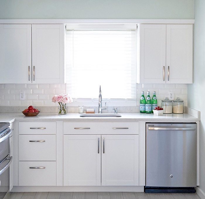 white kitchen cabinets from lowes photo - 2